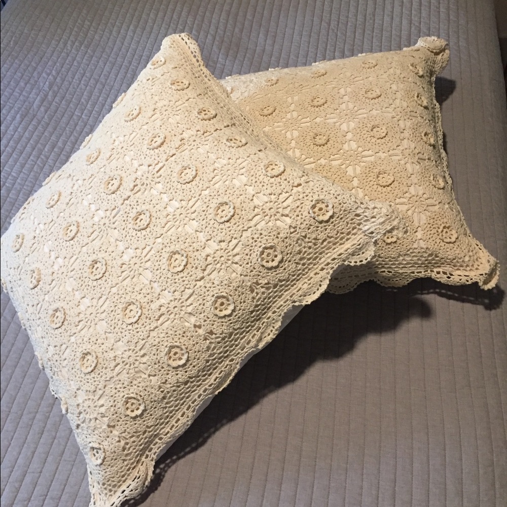 Crocheted look 22 x 22 pillows with pillows and covers